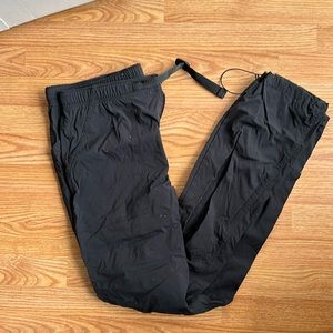 Black men’s topo design tech pant